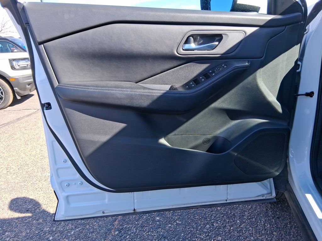 Used 2024 Nissan Rogue SV image 10