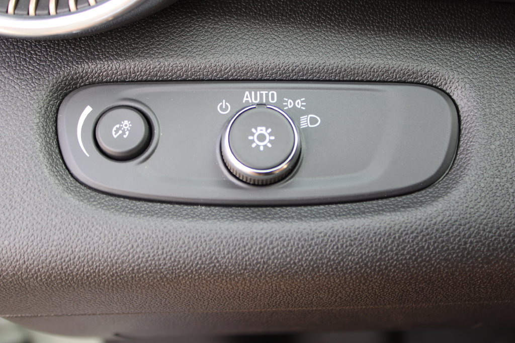 Used 2025 Chevrolet Trax ACTIV w/ Sunroof Package FWD image 12