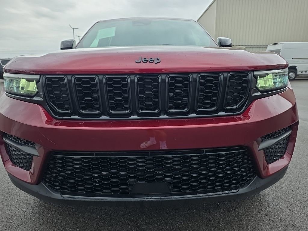 Used 2023 Jeep Grand Cherokee Altitude AWD/4WD image 2