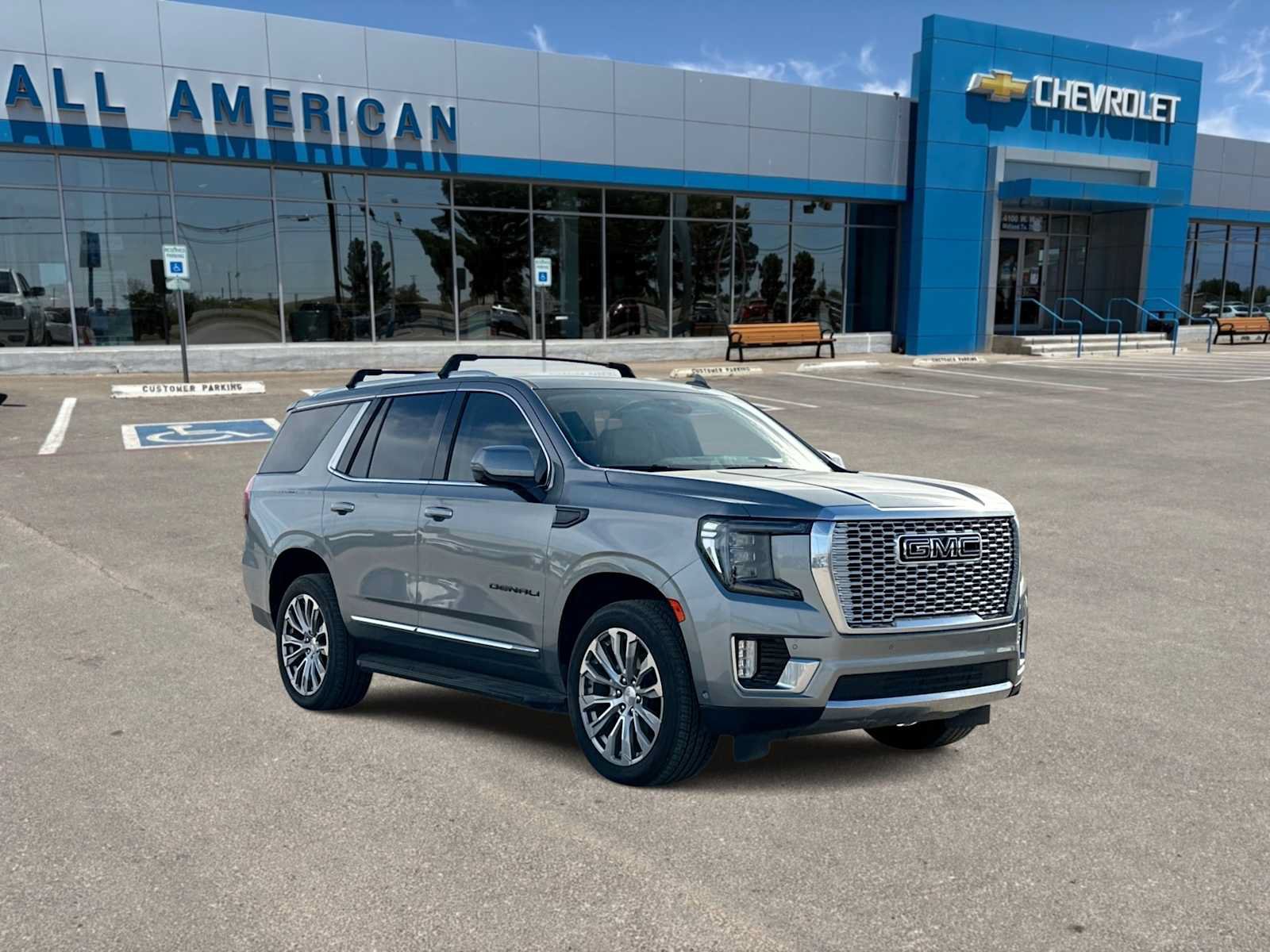 Used 2023 GMC Yukon Denali w/ Advanced Technology Package AWD/4WD image 2