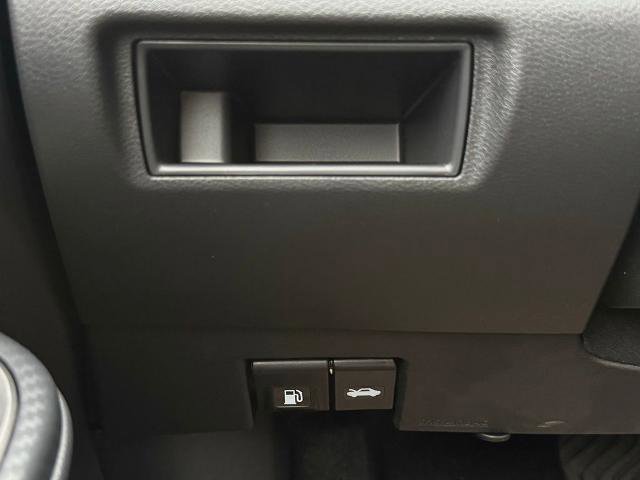 New 2025 Nissan Versa SR w/ Trunk Package FWD image 24