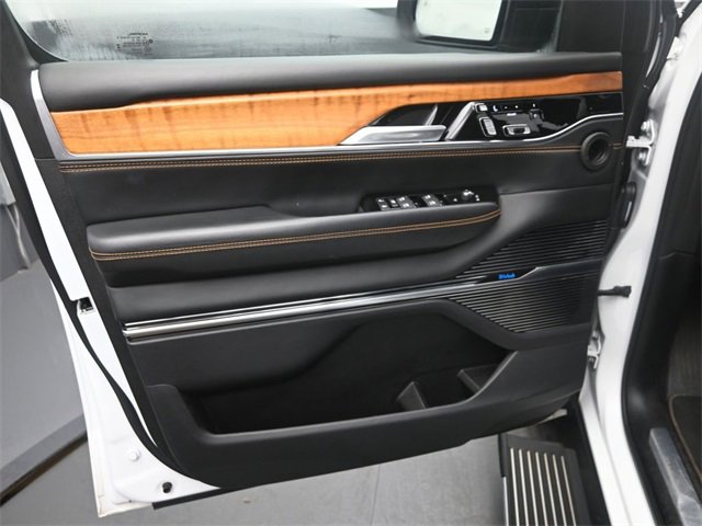 Used 2024 Jeep Grand Wagoneer L Series III image 12