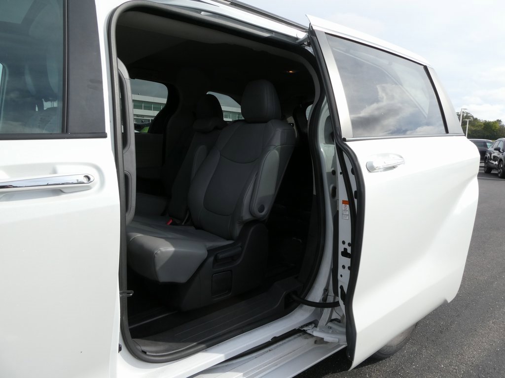 Used 2023 Toyota Sienna XLE image 34