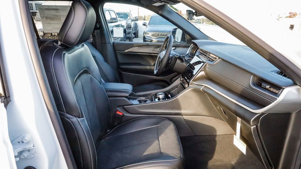 New 2025 Jeep Grand Cherokee Altitude image 18