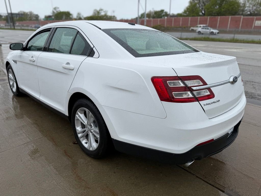 Used 2017 Ford Taurus SE FWD image 8