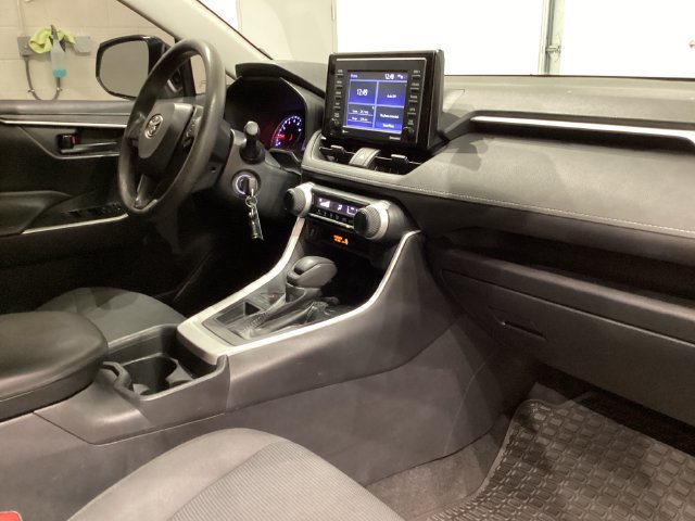 Used 2021 Toyota RAV4 LE FWD image 16