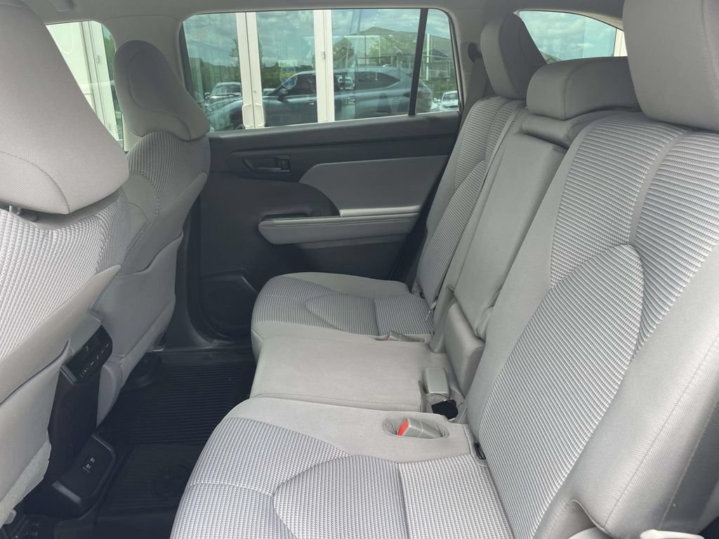 Used 2021 Toyota Highlander LE FWD image 12