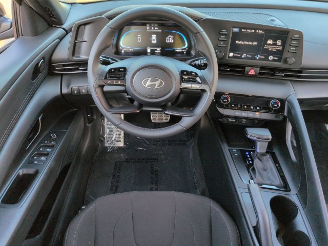 Used 2025 Hyundai Elantra Sport FWD image 13