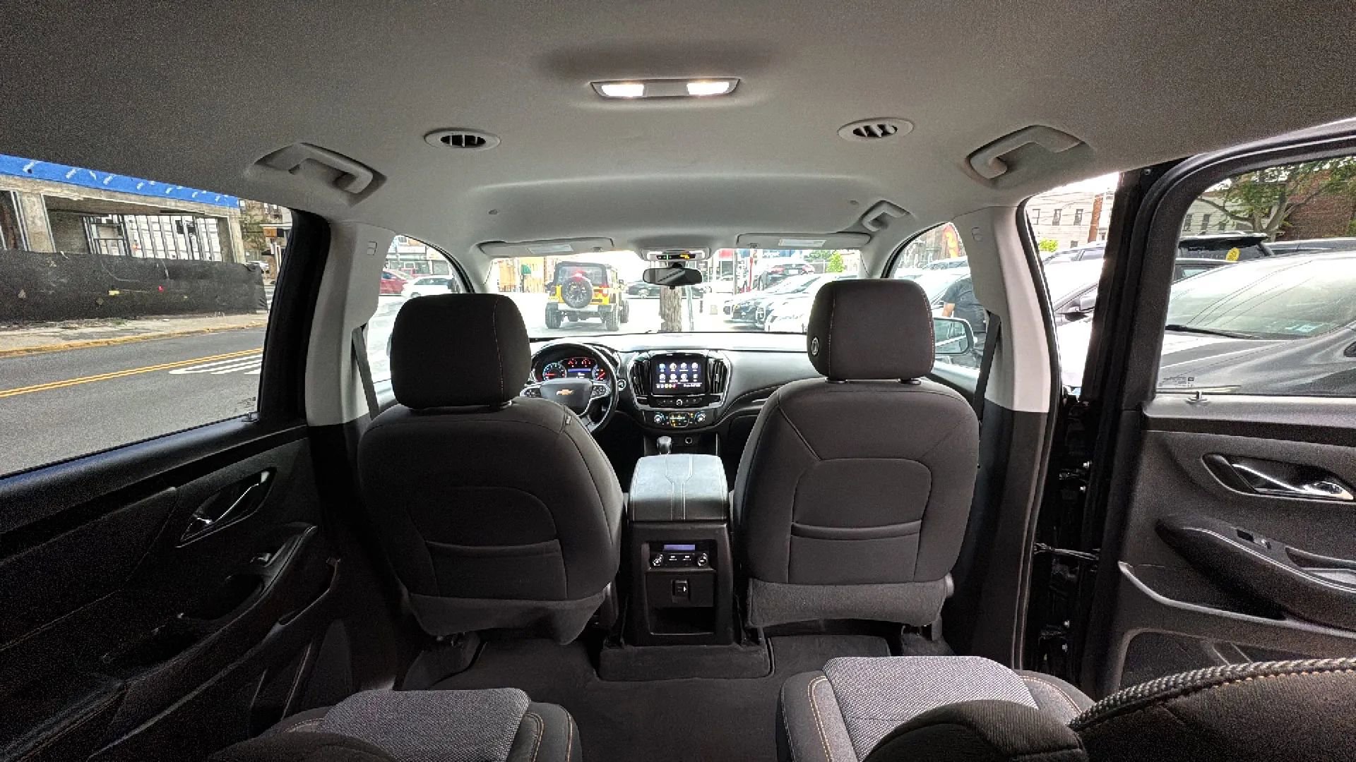 Used 2021 Chevrolet Traverse LT image 17