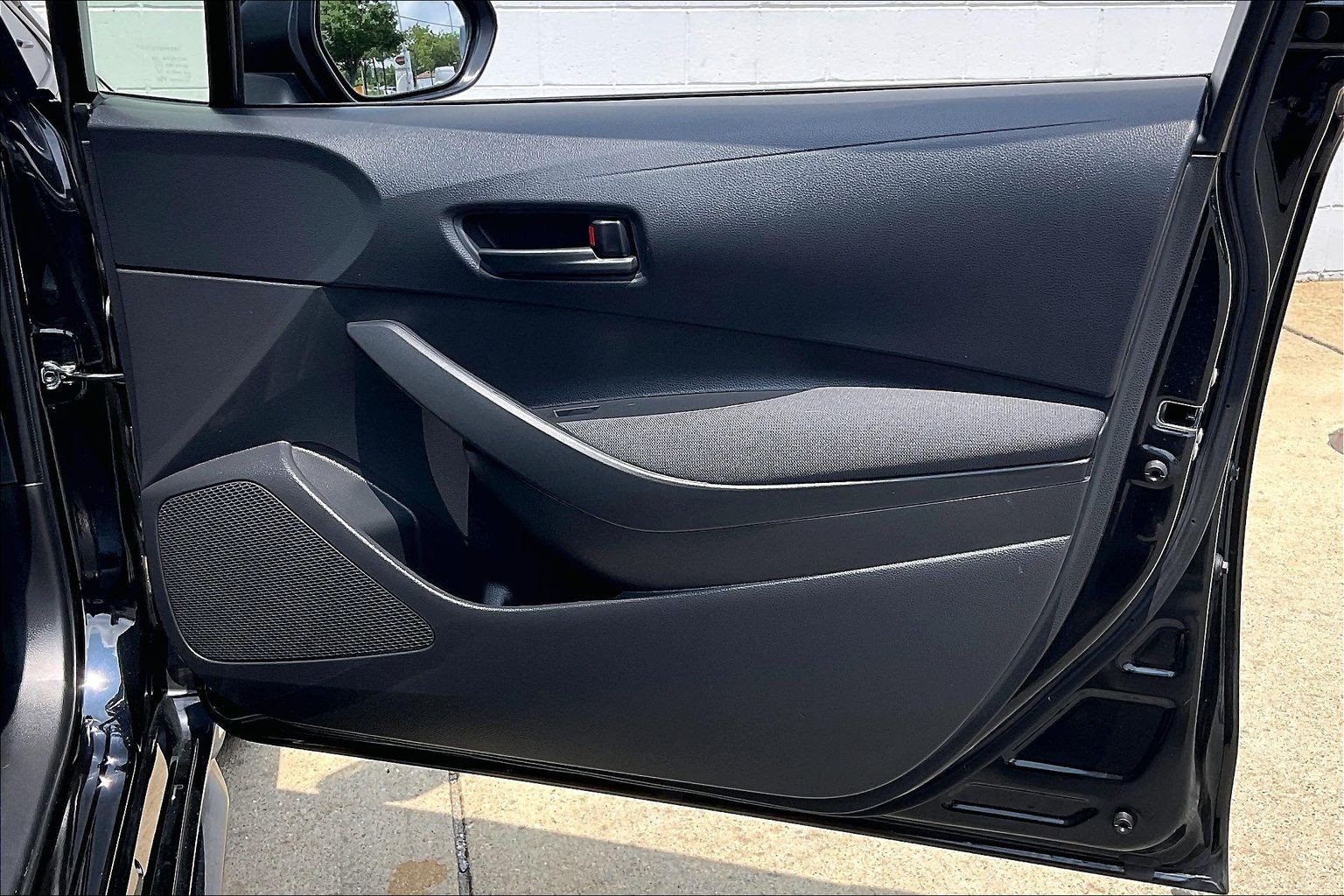 Used 2025 Toyota Corolla LE FWD image 28
