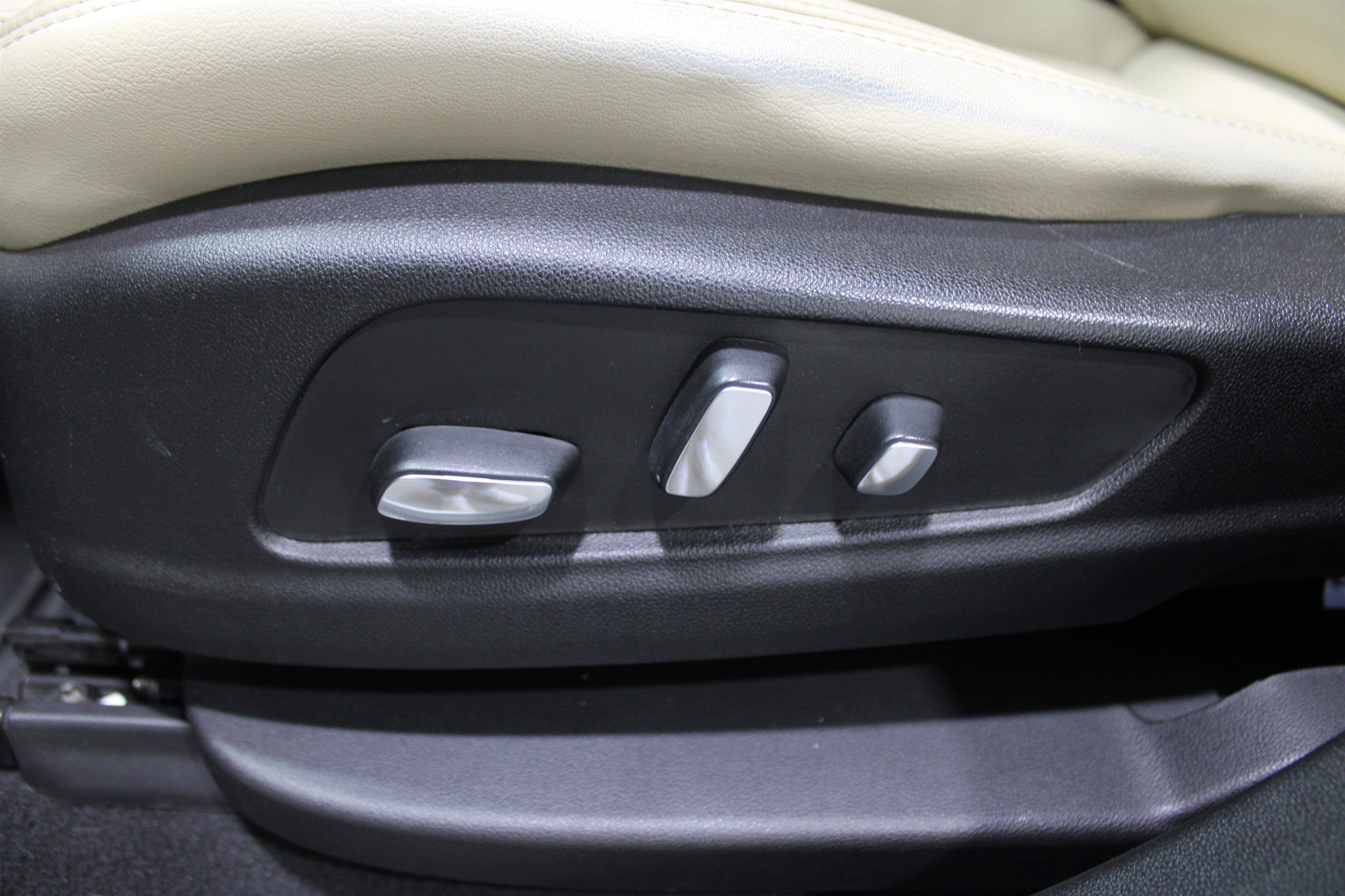 Used 2017 Cadillac XT5 Luxury w/ Driver Awareness Package image 4