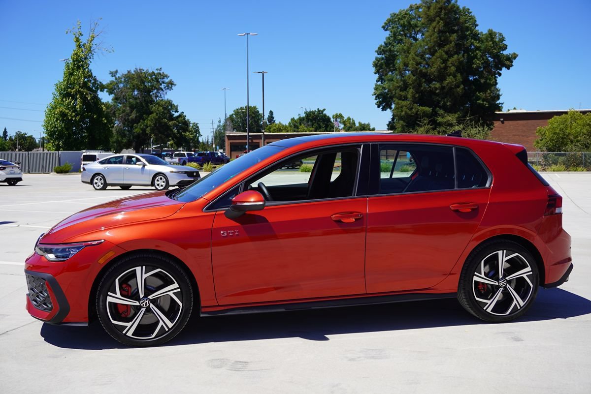 Used 2025 Volkswagen Golf SE FWD image 3