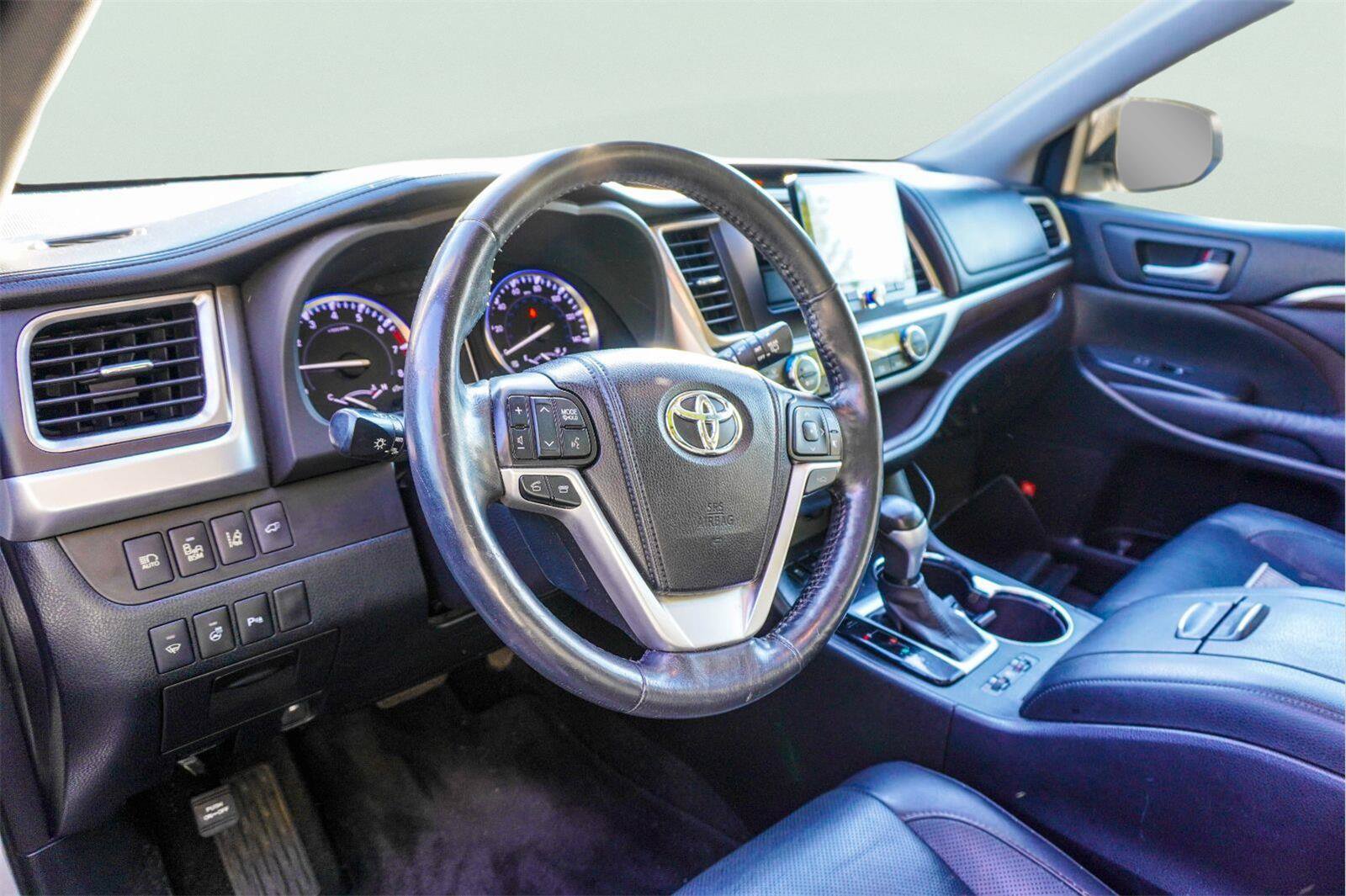 Used 2014 Toyota Highlander Limited Platinum FWD image 24