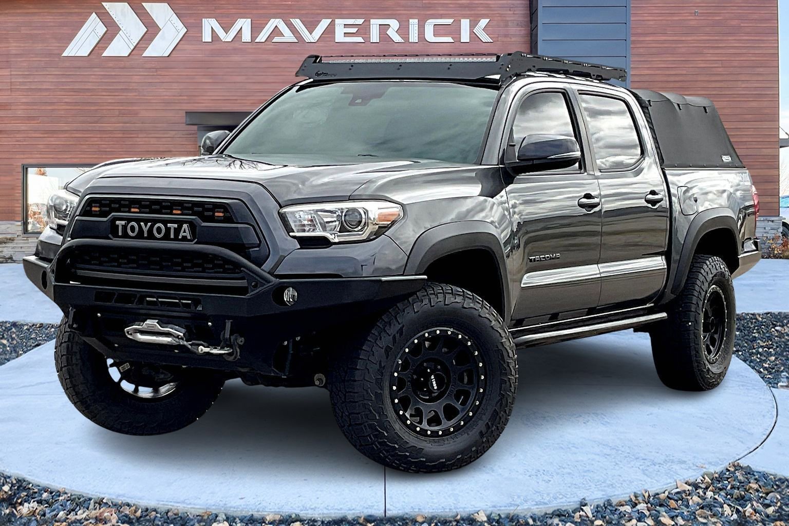 Used 2018 Toyota Tacoma TRD Off-Road w/ Technology Package AWD/4WD image 3