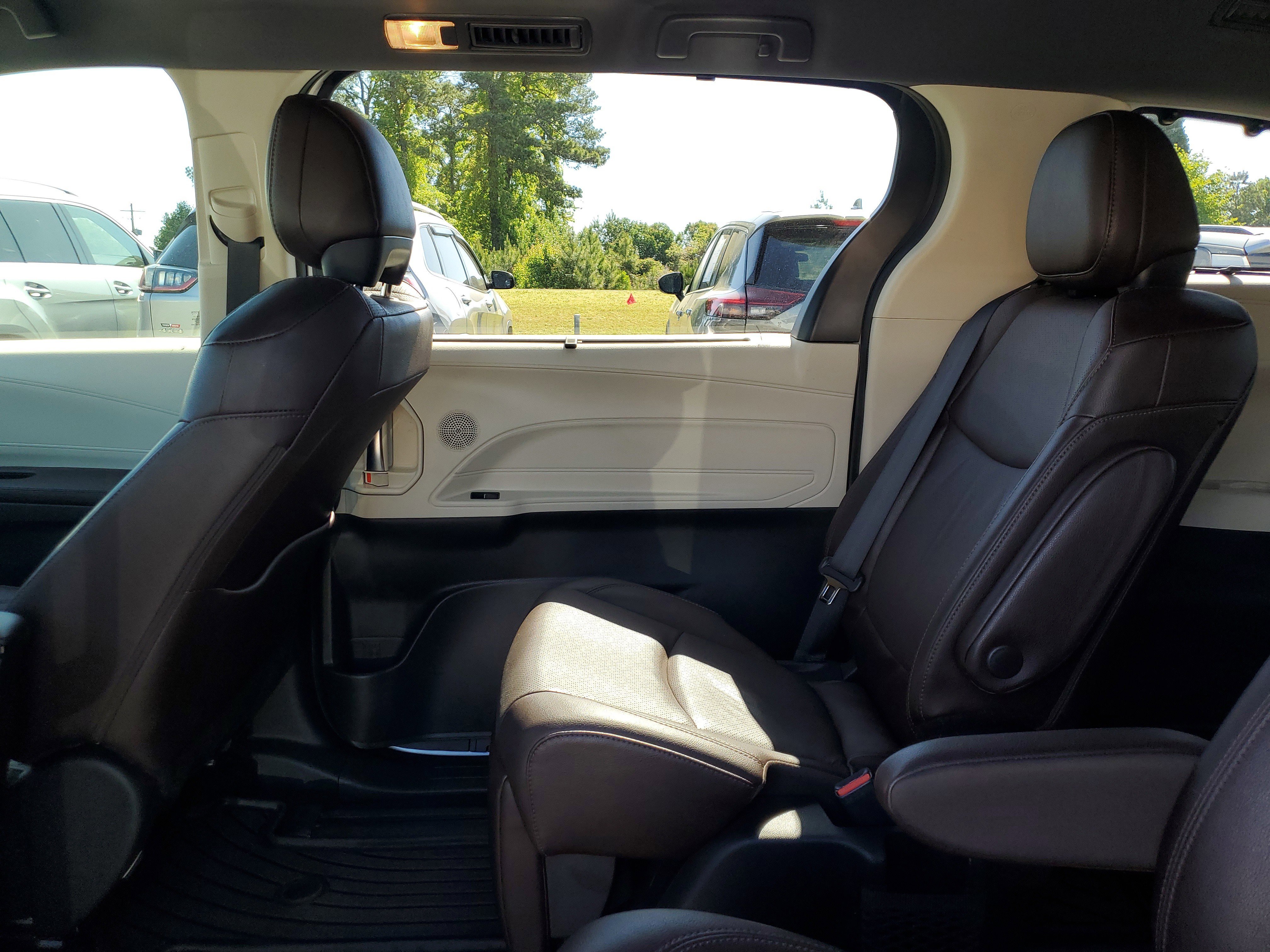 Used 2023 Toyota Sienna Platinum image 11