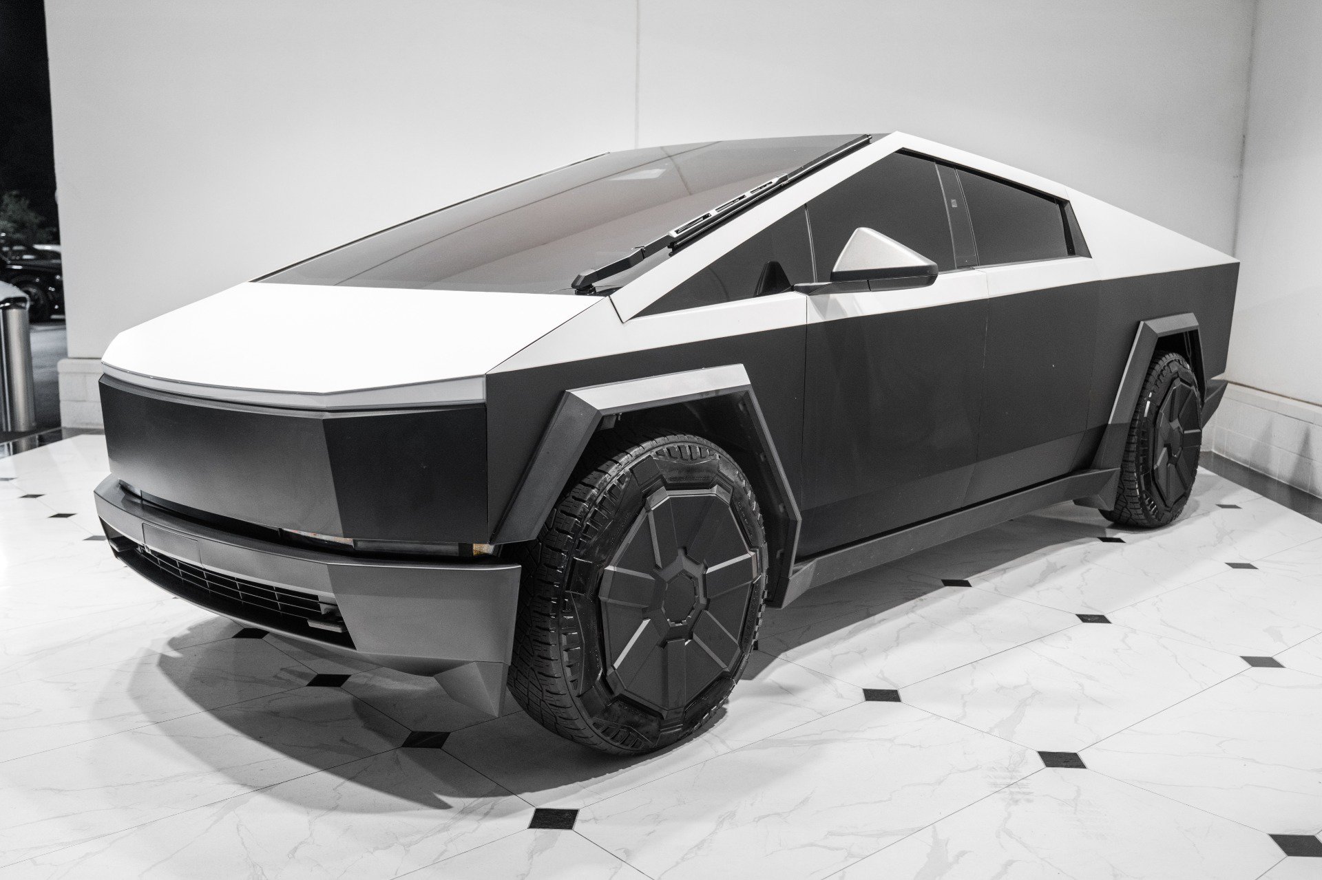 Used 2024 Tesla Cybertruck Cyberbeast AWD/4WD image 5