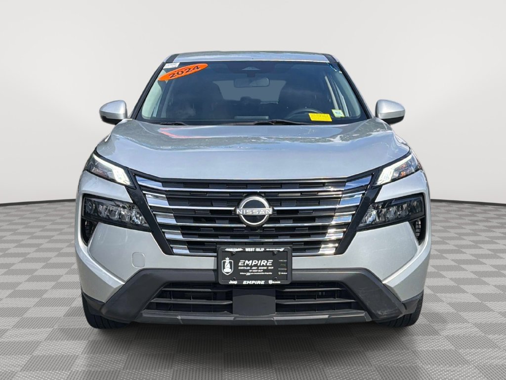 Used 2024 Nissan Rogue SV AWD/4WD image 2