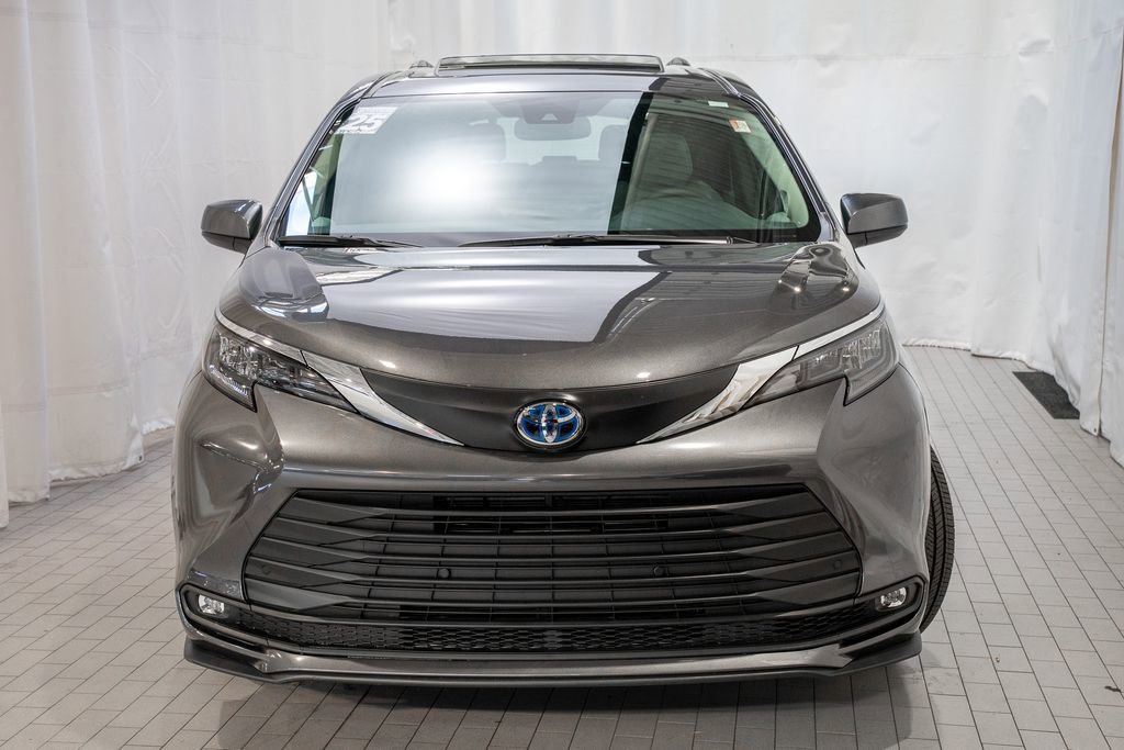 Used 2025 Toyota Sienna XLE image 2
