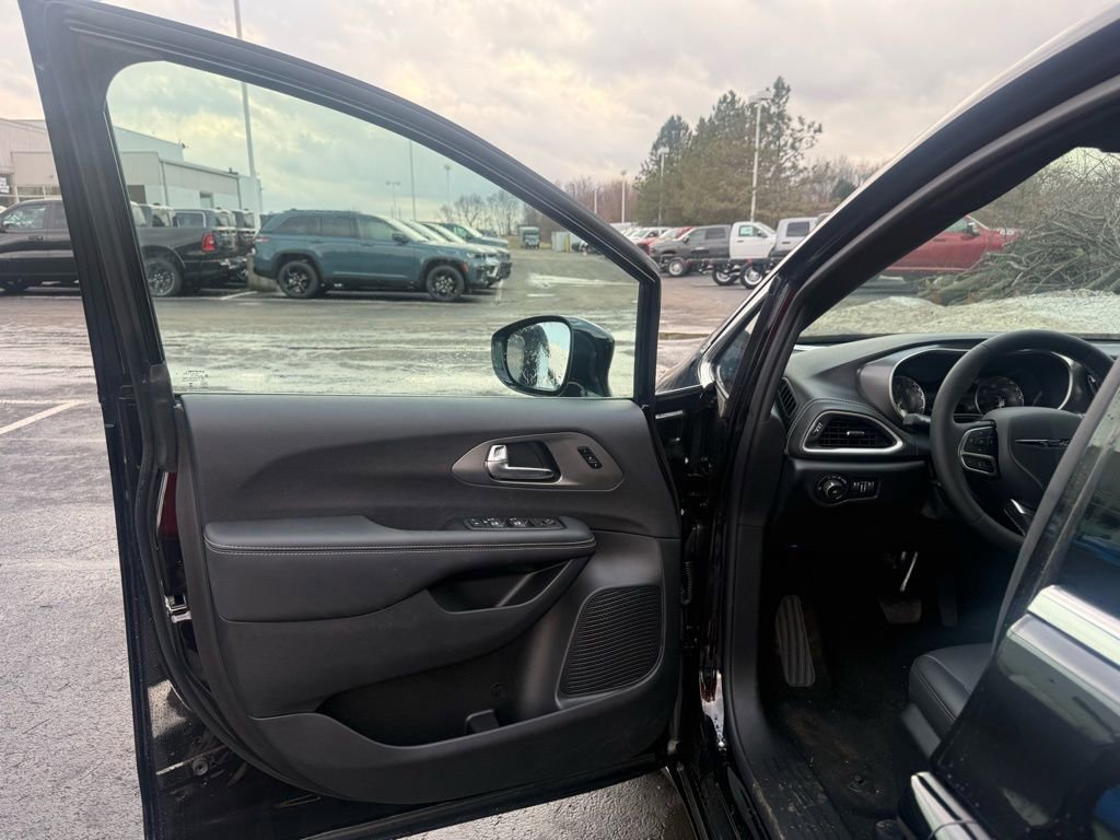 New 2025 Chrysler Pacifica Select image 72