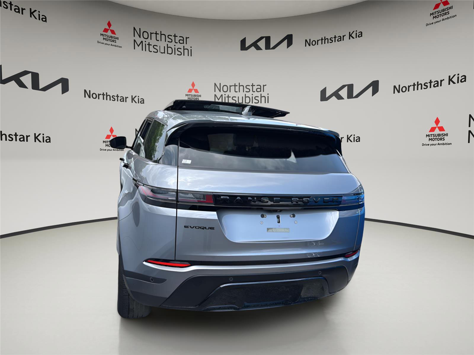 Used 2024 Land Rover Range Rover Evoque S AWD/4WD image 3