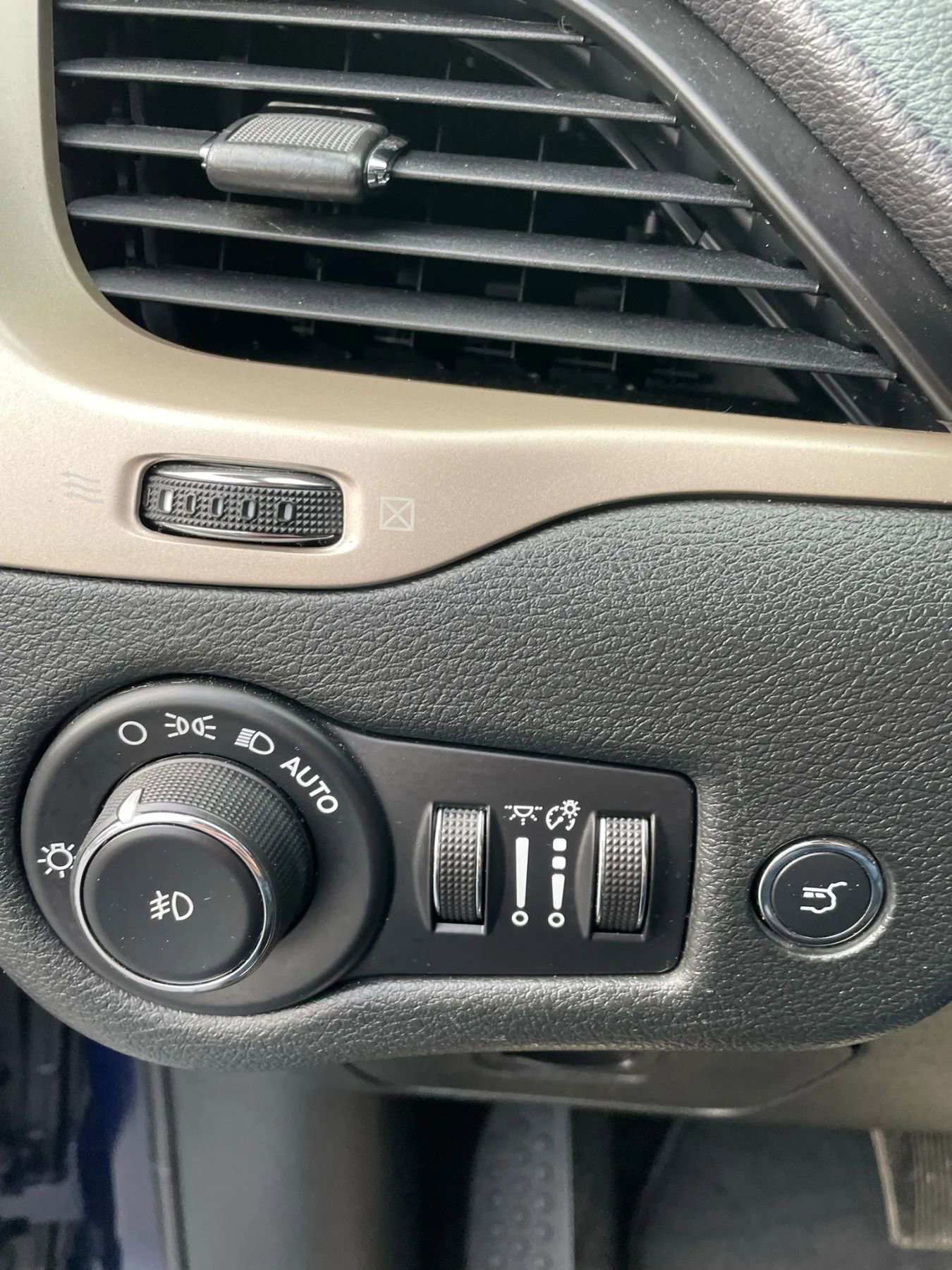 Used 2015 Jeep Cherokee Limited w/ Luxury Group image 14