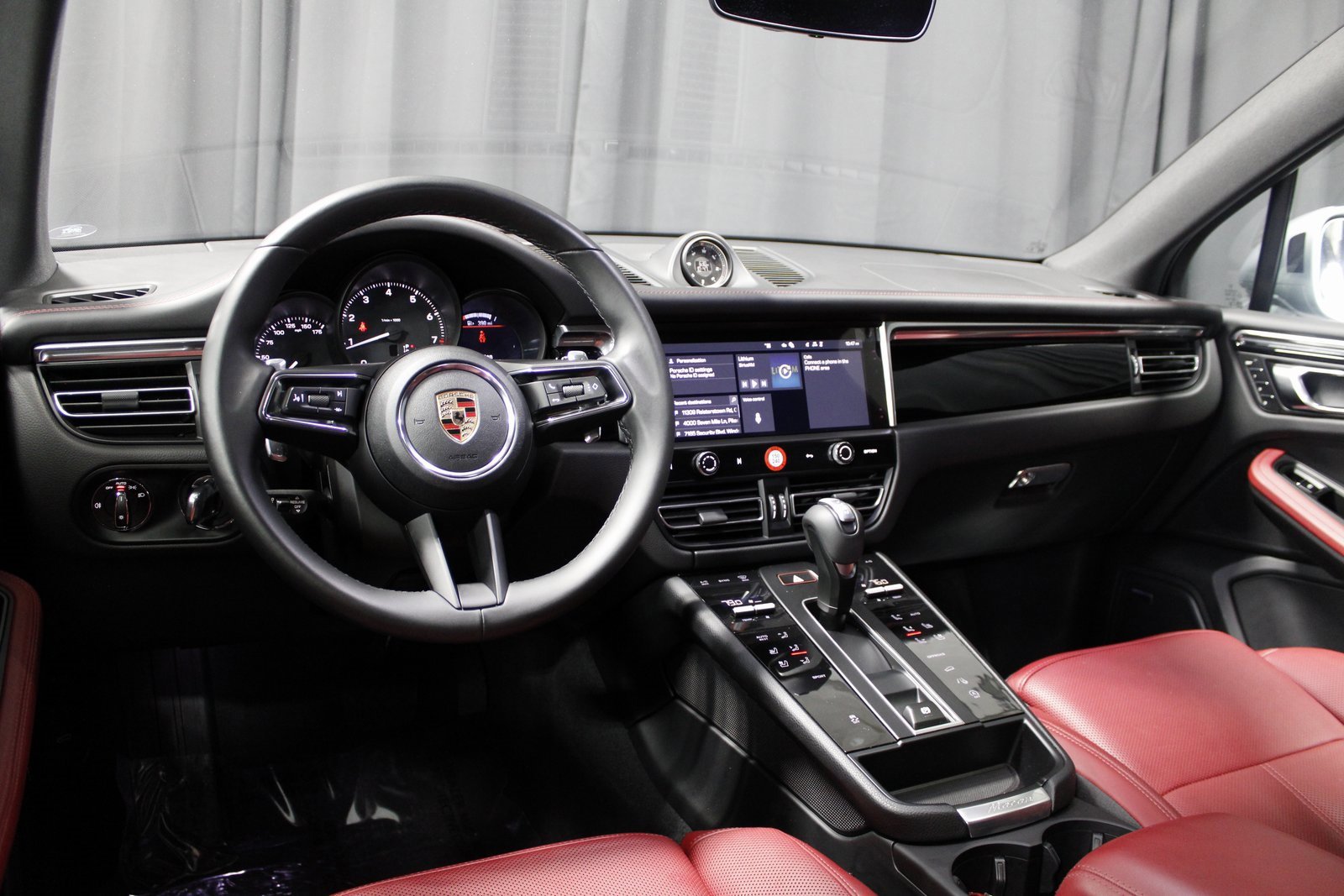 Certified 2025 Porsche Macan image 4