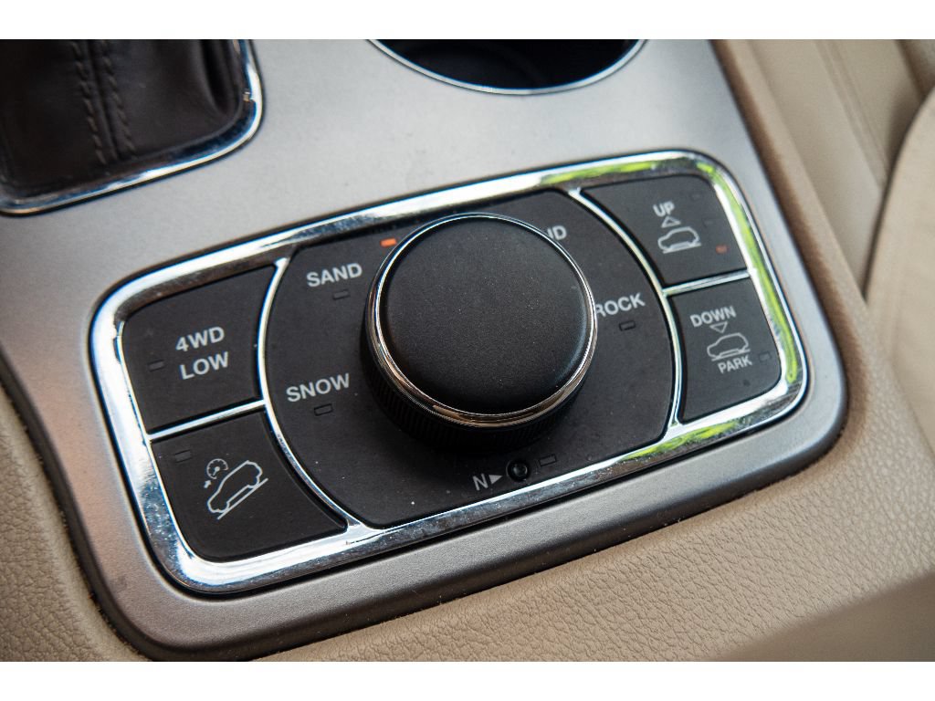 Used 2020 Jeep Grand Cherokee Overland AWD/4WD image 27