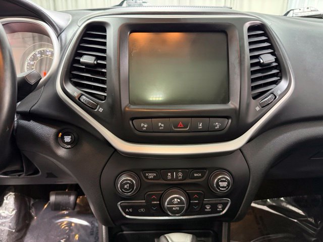 Used 2017 Jeep Cherokee Overland w/ Technology Group AWD/4WD image 13