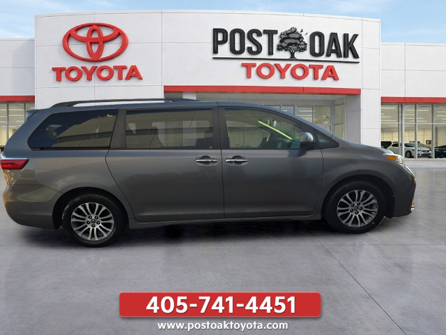 Used 2019 Toyota Sienna XLE w/ XLE Navigation Package FWD image 8