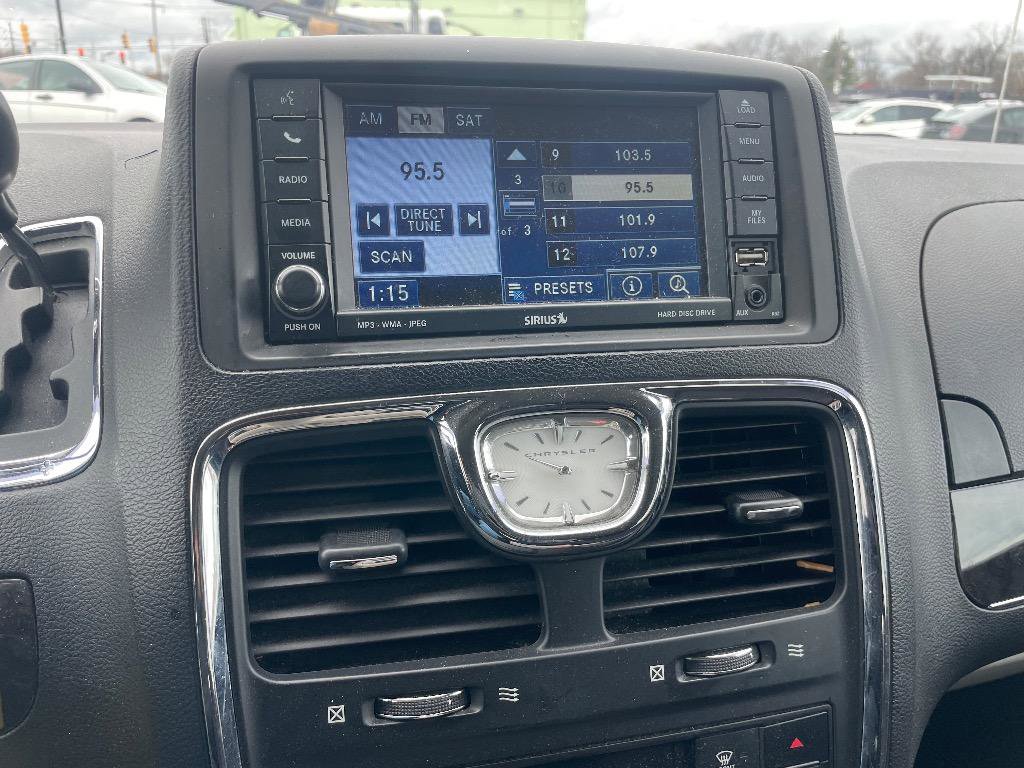 Used 2011 Chrysler Town & Country Touring image 13