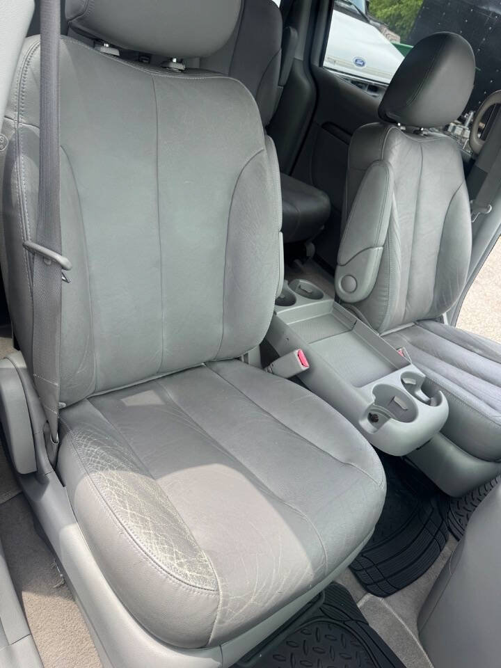 Used 2007 Hyundai Entourage GLS FWD image 14