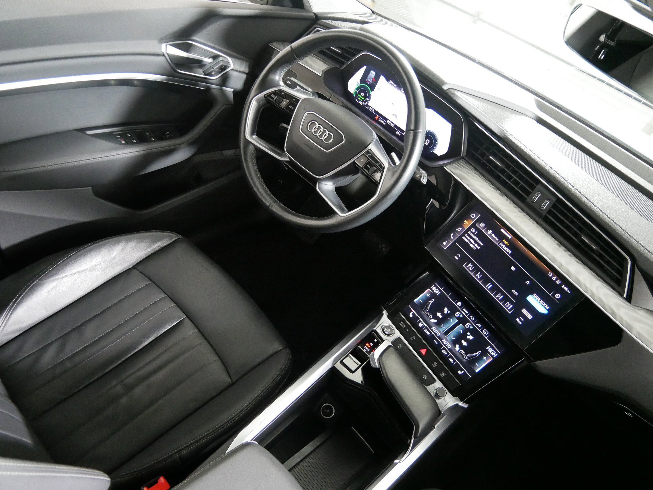 Used 2021 Audi e-tron Premium w/ Towing Package image 9