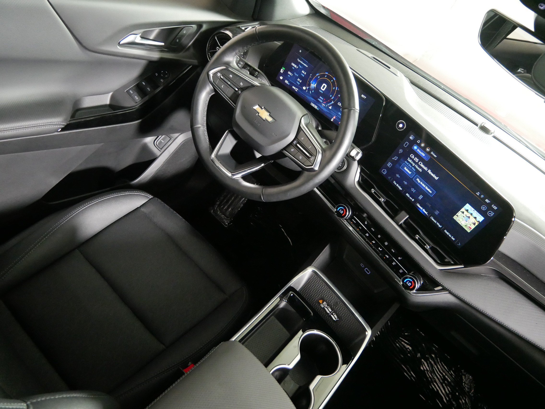 Used 2025 Chevrolet Equinox LT w/ Convenience Package II AWD/4WD image 9