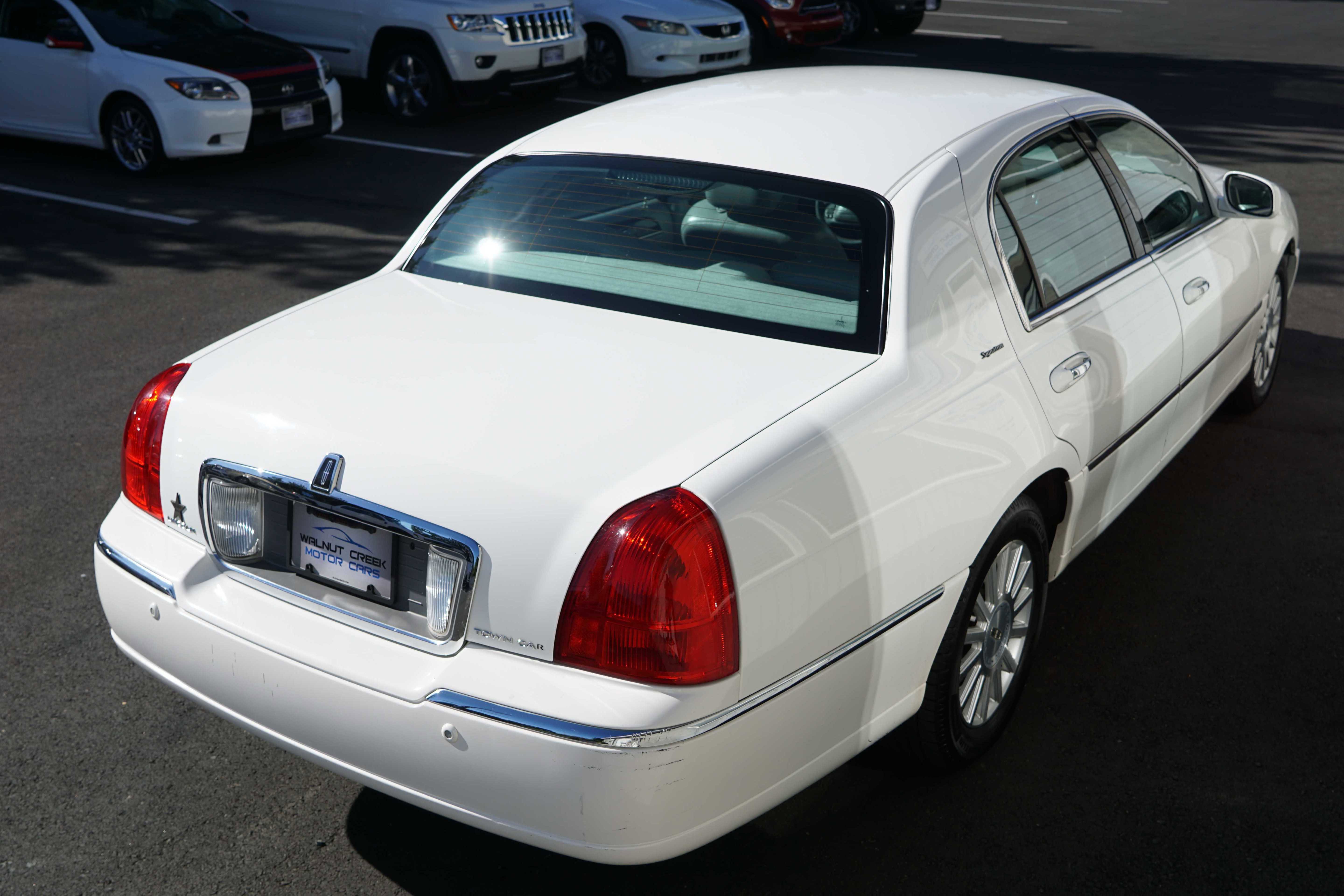 Used 2004 Lincoln Town Car Signature image 11