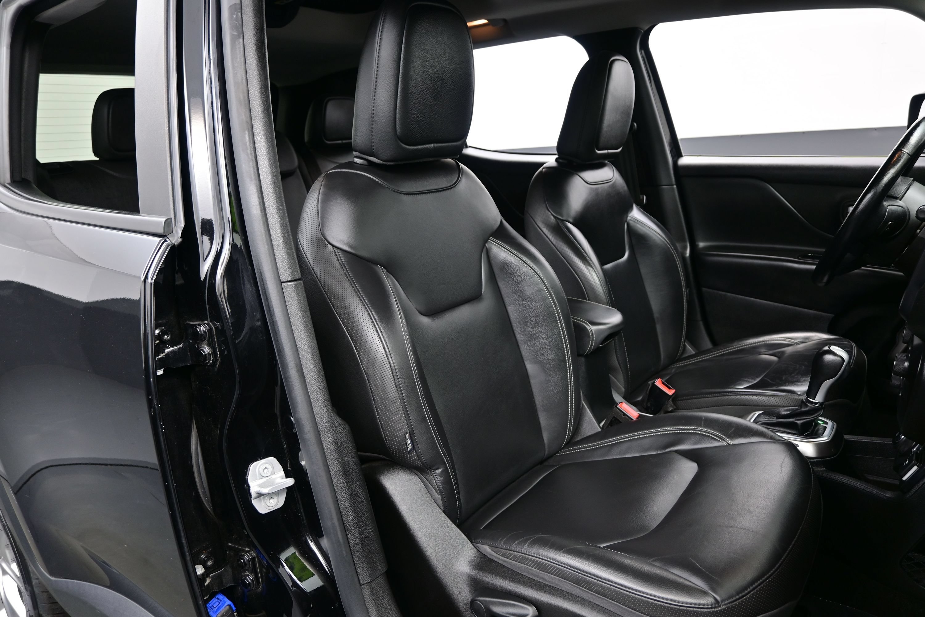 Used 2019 Jeep Renegade Limited w/ UConnect 8.4 Nav Group AWD/4WD image 14