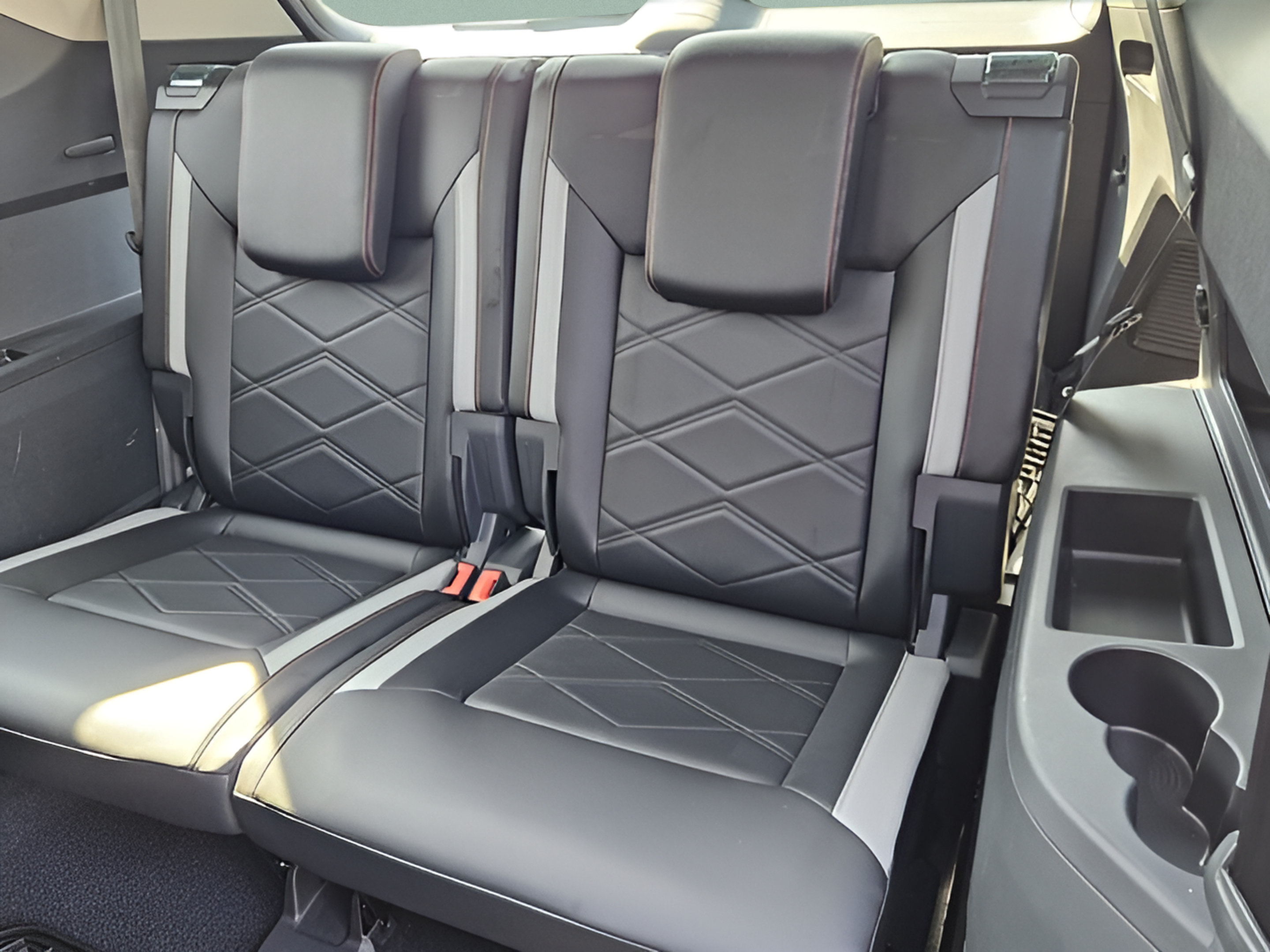 Used 2024 Volkswagen Atlas Peak Edition SE AWD/4WD image 9