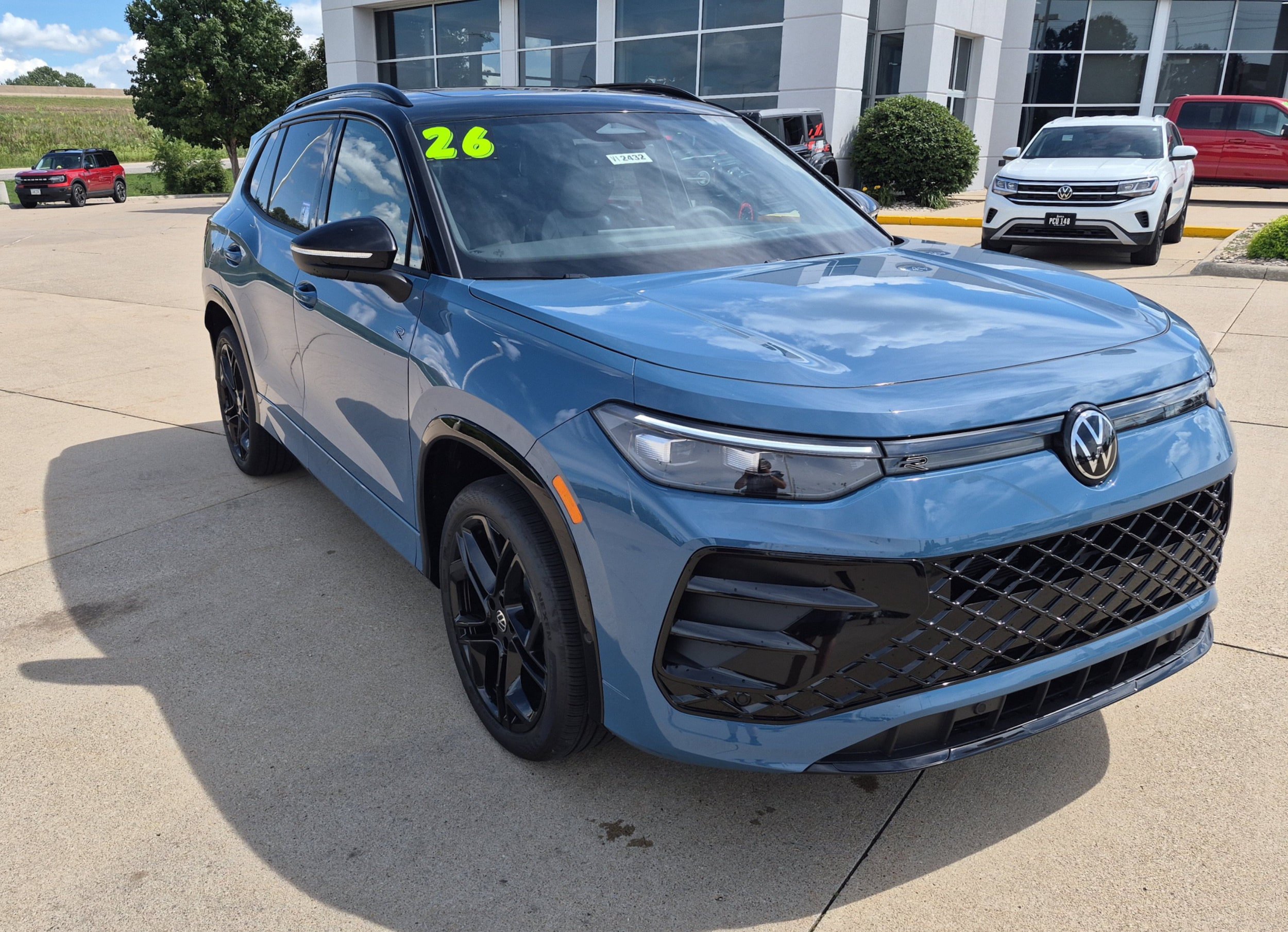 New 2026 Volkswagen Tiguan SE R-Line AWD/4WD image 2