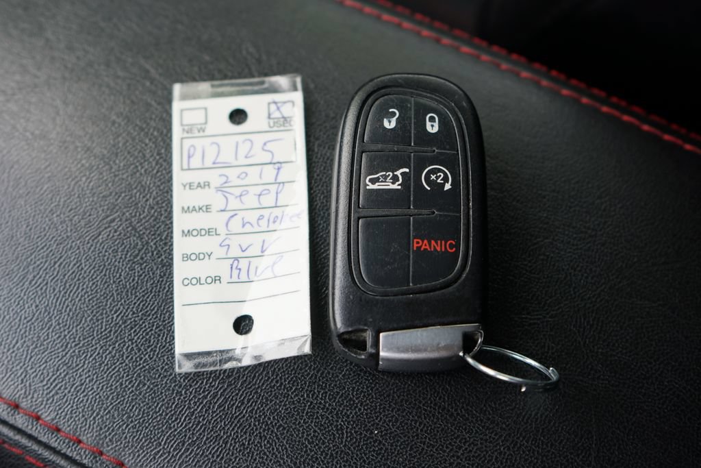 Used 2019 Jeep Cherokee Trailhawk AWD/4WD image 34
