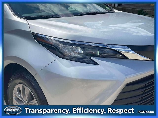 Used 2024 Toyota Sienna XLE FWD image 10