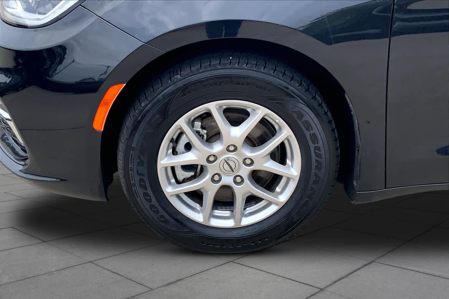 Used 2023 Chrysler Pacifica Touring-L FWD image 11