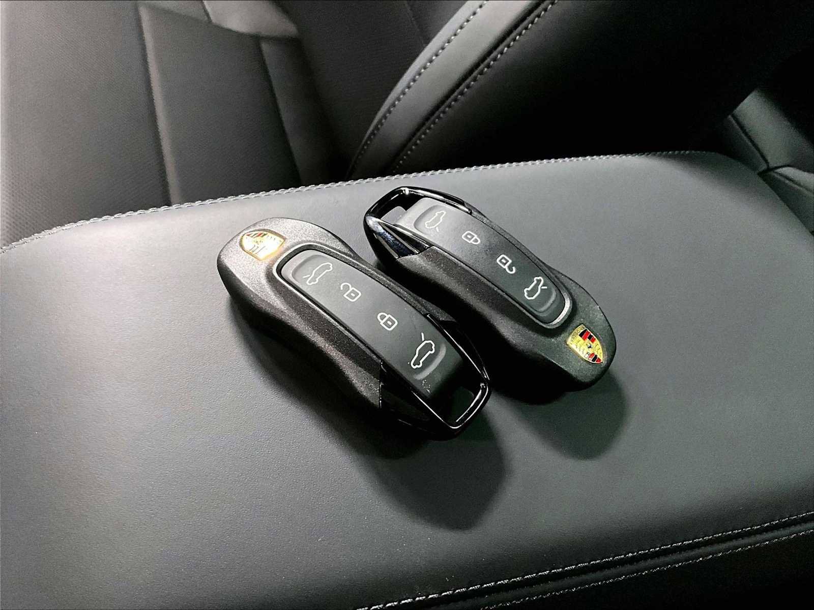 Used 2025 Porsche Macan Electric image 38