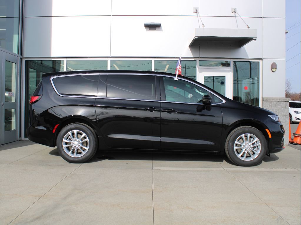 New 2026 Chrysler Pacifica Select image 4