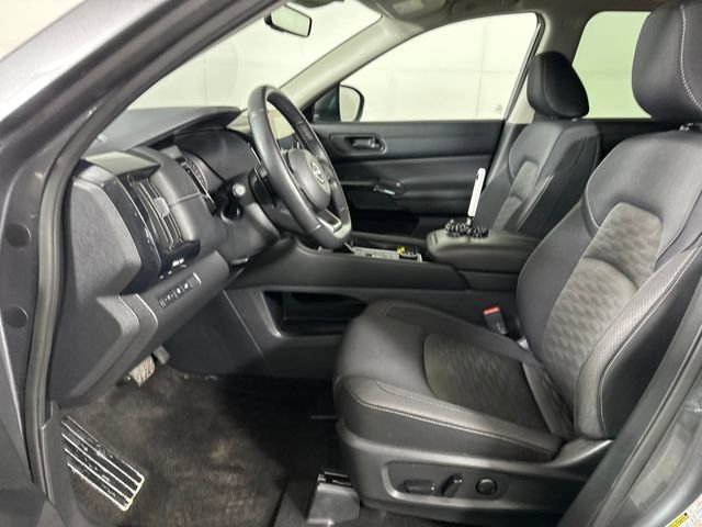 Used 2024 Nissan Pathfinder SV image 11