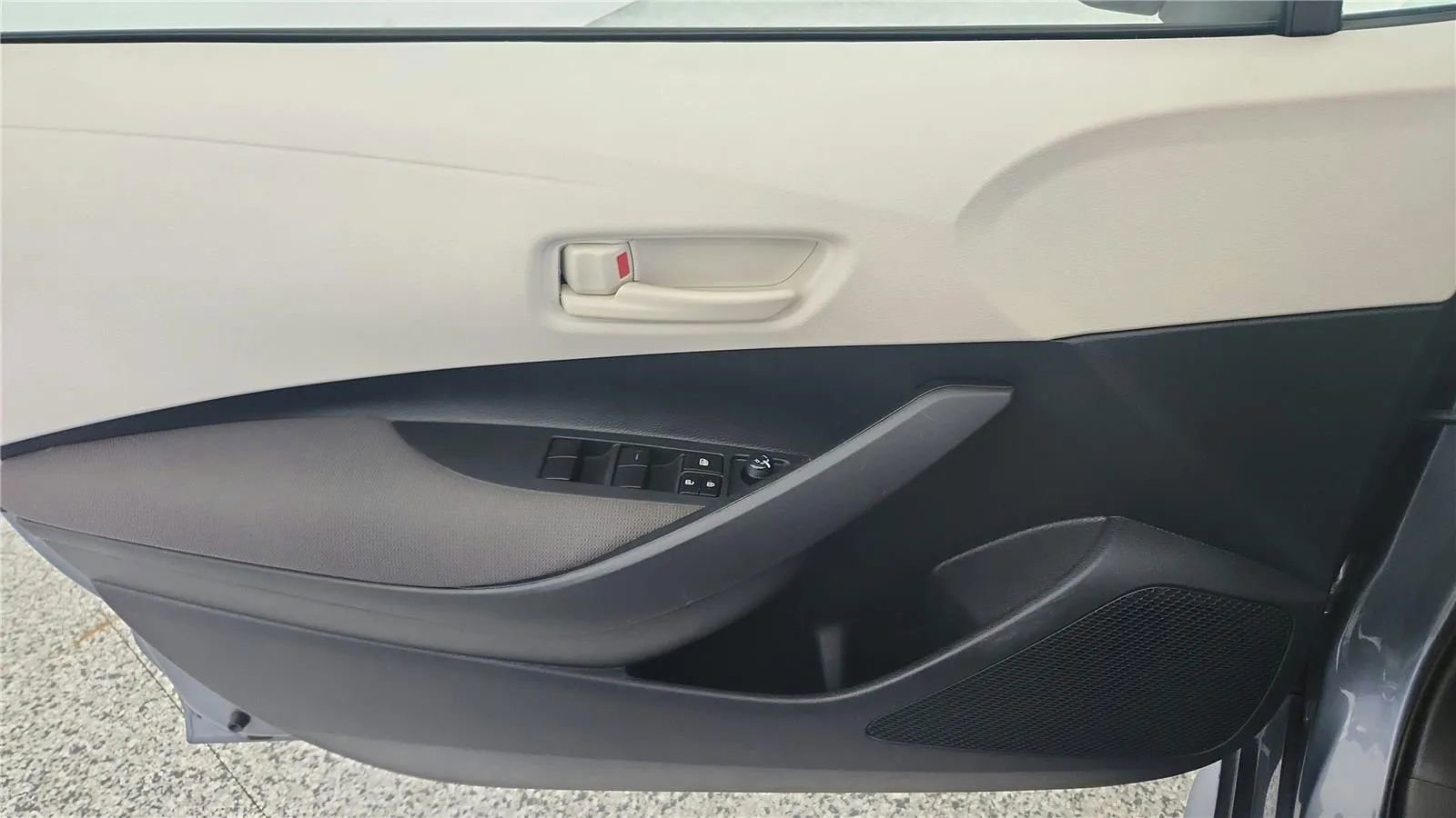 Used 2025 Toyota Corolla LE image 32