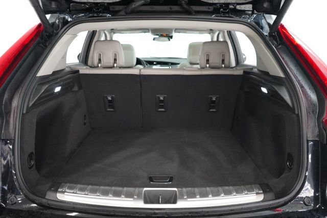 Used 2023 Cadillac XT4 Luxury w/ Cold Weather Package image 32