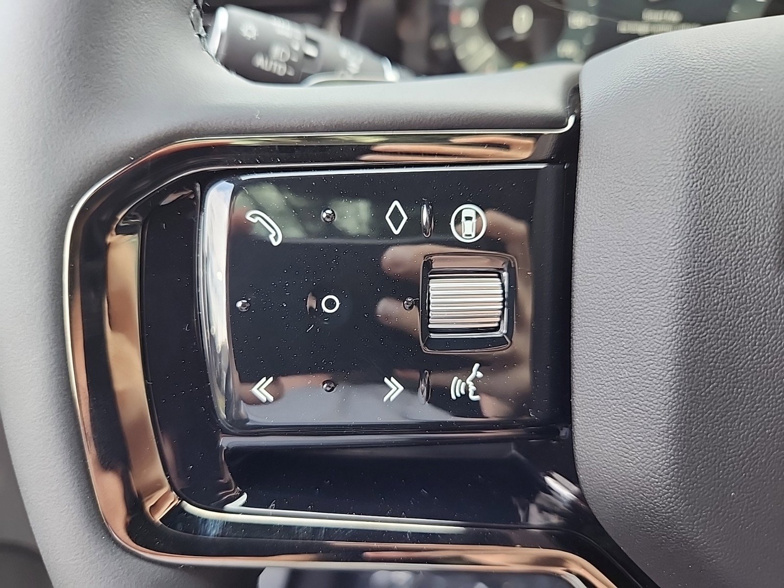 Used 2025 Land Rover Range Rover Evoque S image 19