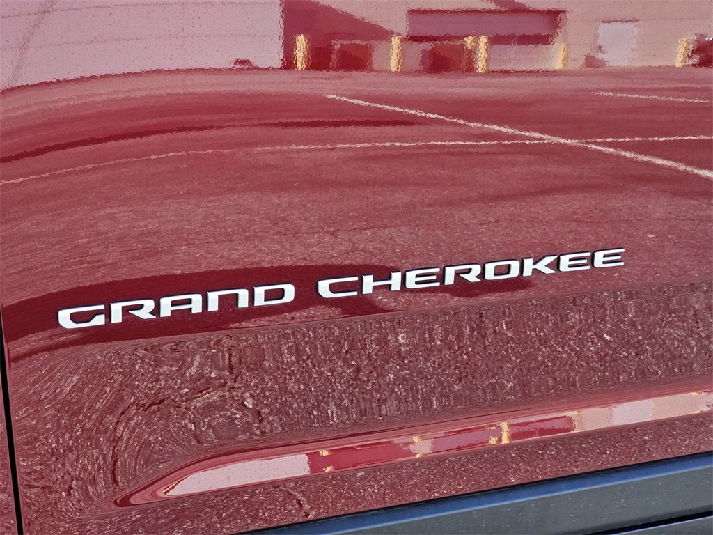 Used 2025 Jeep Grand Cherokee Laredo X w/ Luxury Tech Group I image 11