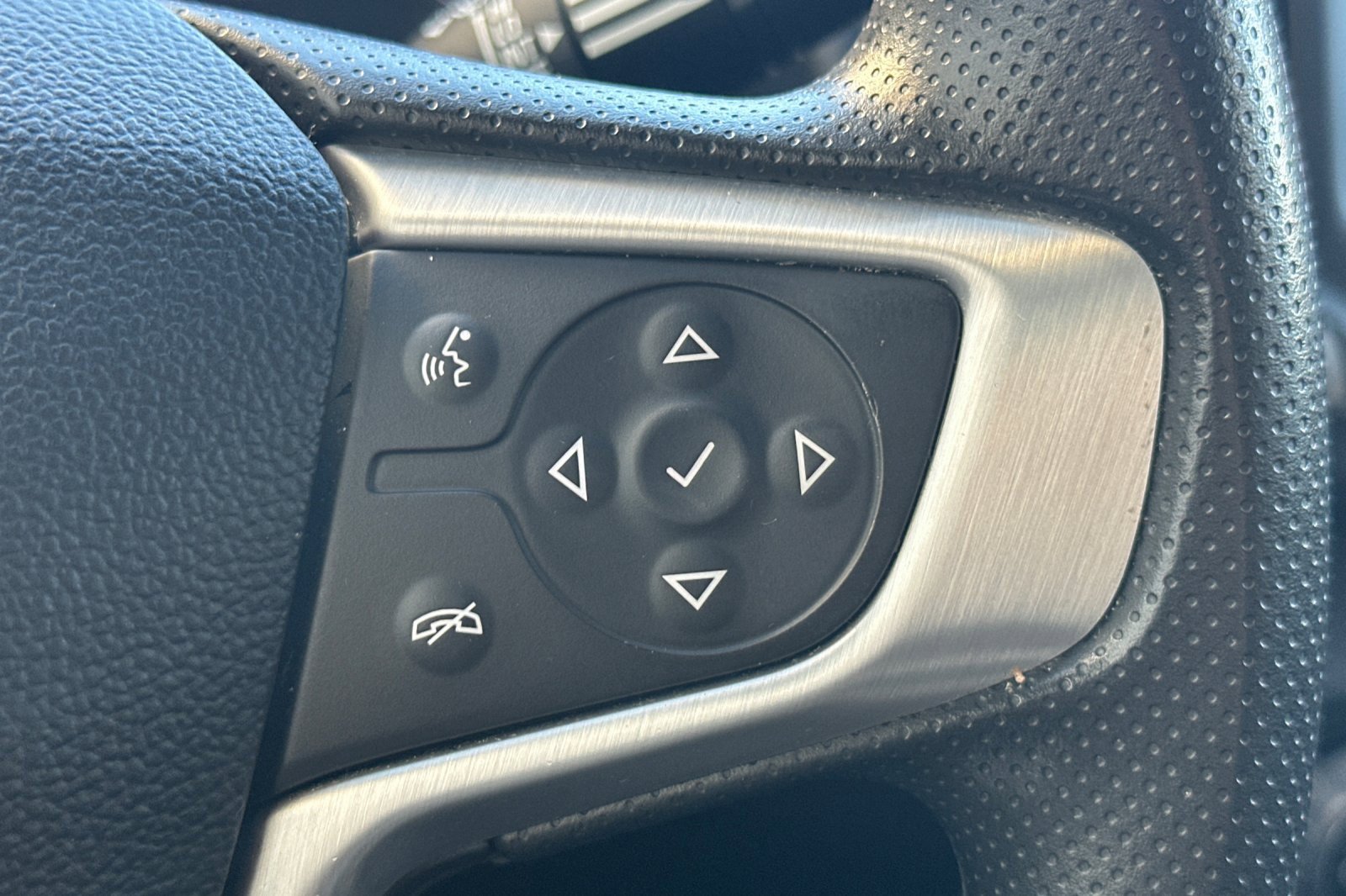 Used 2024 GMC Terrain SLE image 32