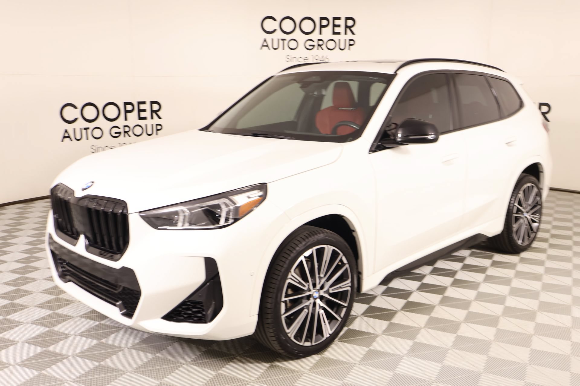 Used 2023 BMW X1 xDrive28i w/ M Sport Package AWD/4WD image 11