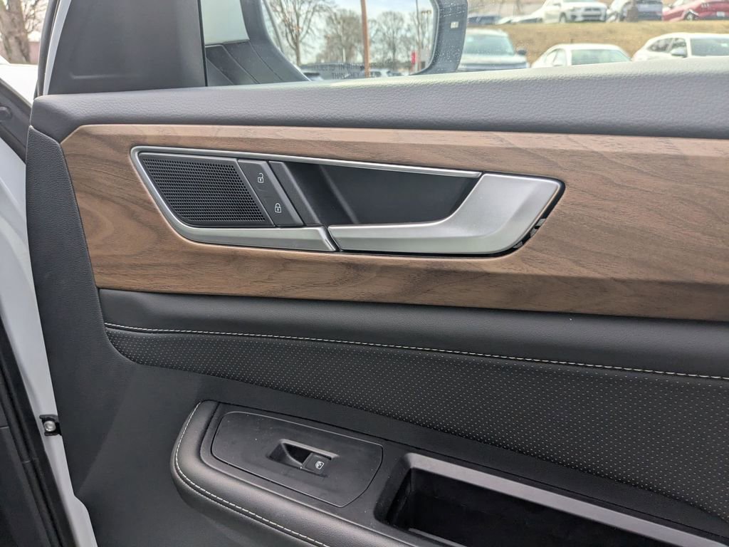 Used 2025 Volkswagen Atlas SE image 32